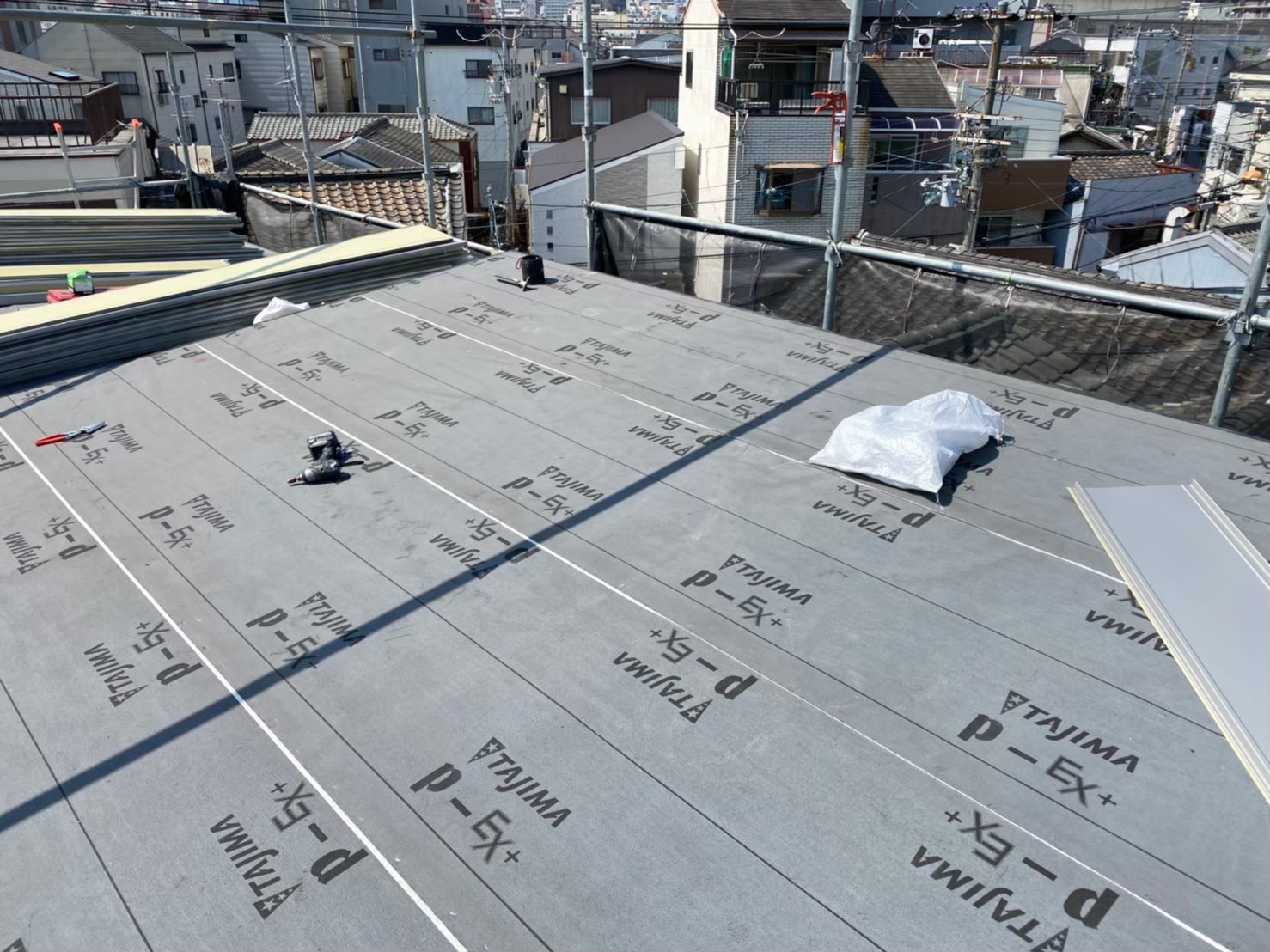 勾配の緩い屋根立平葺き